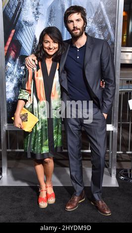 Jim Sturgess et Dina Mousawi assistent à la première mondiale « Geostorm » qui s'est tenue au cinéma IMAX chinois TCL à Los Angeles, aux États-Unis Banque D'Images