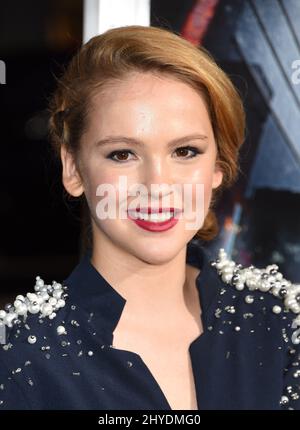 TALITHA Bateman participe à la première mondiale « Geostorm » qui s'est