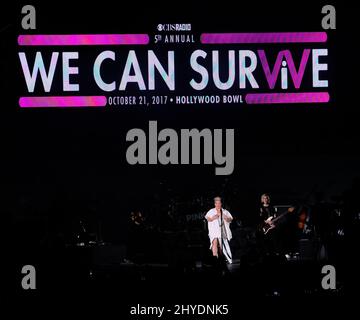 Pink participe à la cinquième émission annuelle « We CAN Survival 2017 » de CBS radio, qui réunit les artistes les plus populaires d'aujourd'hui afin de sensibiliser les gens à une cause digne et de célébrer les survivants du Hollywood Bow Banque D'Images