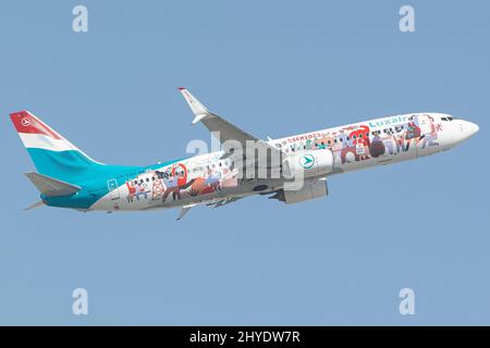 Prise de vue en contre-angle d'un Boeing 737 800 de luxair volant contre le ciel bleu Banque D'Images