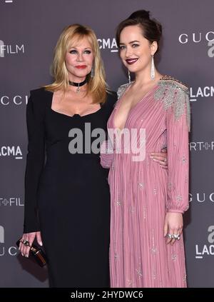 Melanie Griffith et Dakota Johnson participant au Gala Art + film 2017 de LACMA en l'honneur de Mark Bradford et George Lucas qui se sont tenus au LACMA Banque D'Images