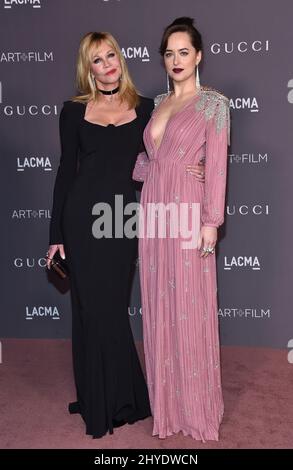 Melanie Griffith et Dakota Johnson participant au Gala Art + film 2017 de LACMA en l'honneur de Mark Bradford et George Lucas qui se sont tenus au LACMA Banque D'Images