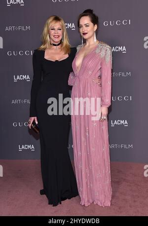 Melanie Griffith et Dakota Johnson participant au Gala Art + film 2017 de LACMA en l'honneur de Mark Bradford et George Lucas qui se sont tenus au LACMA Banque D'Images