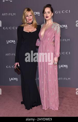 Melanie Griffith et Dakota Johnson participant au Gala Art + film 2017 de LACMA en l'honneur de Mark Bradford et George Lucas qui se sont tenus au LACMA Banque D'Images