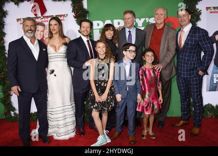 Mel Gibson, Alessandra Ambrosio, Mark Wahlberg, Linda Cardellini, Will Ferrell, John Lithgow, John Cena, Didi Costine, Scarlett Estevez et Owen Vaccaro assistent à la première « Daddy's Home 2 » de Los Angeles qui s'est tenue au Regency Village Theatre Banque D'Images