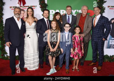 Mel Gibson, Alessandra Ambrosio, Mark Wahlberg, Linda Cardellini, Will Ferrell, John Lithgow, John Cena, Didi Costine, Scarlett Estevez et Owen Vaccaro assistent à la première « Daddy's Home 2 » de Los Angeles qui s'est tenue au Regency Village Theatre Banque D'Images