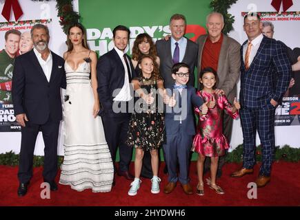 Mel Gibson, Alessandra Ambrosio, Mark Wahlberg, Linda Cardellini, Will Ferrell, John Lithgow, John Cena, Didi Costine, Scarlett Estevez et Owen Vaccaro assistent à la première « Daddy's Home 2 » de Los Angeles qui s'est tenue au Regency Village Theatre Banque D'Images