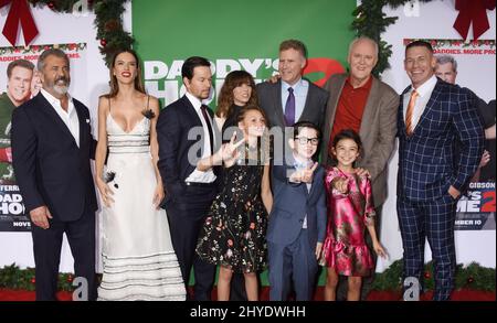 Mel Gibson, Alessandra Ambrosio, Mark Wahlberg, Linda Cardellini, Will Ferrell, John Lithgow, John Cena, Didi Costine, Scarlett Estevez et Owen Vaccaro assistent à la première « Daddy's Home 2 » de Los Angeles qui s'est tenue au Regency Village Theatre Banque D'Images