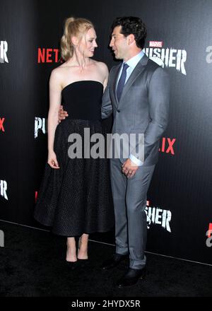 Deborah Ann Woll et Jon Bernthal participant à la première « Marvel's the Punisher » de New York, qui s'est tenue au AMC Loews 34th Street Banque D'Images
