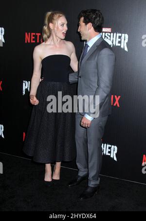 Deborah Ann Woll et Jon Bernthal participant à la première « Marvel's the Punisher » de New York, qui s'est tenue au AMC Loews 34th Street Banque D'Images