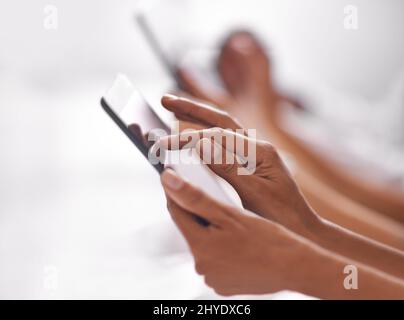 Meilleure technologie pour de meilleures solutions. Prise de vue rognée de deux personnes à l'aide de leur tablette numérique. Banque D'Images