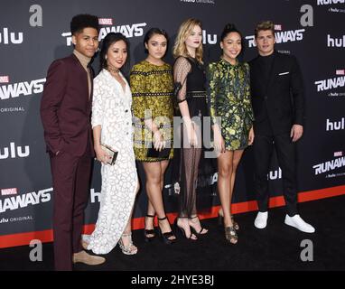 Rhenzy Feliz, Lyrica Okano, Ariela Barer, Virginia Gardner, Allegra Acosta et Gregg Sulkin assistent à l'événement « Runaways » de Marvel à Los Angeles, États-Unis Banque D'Images