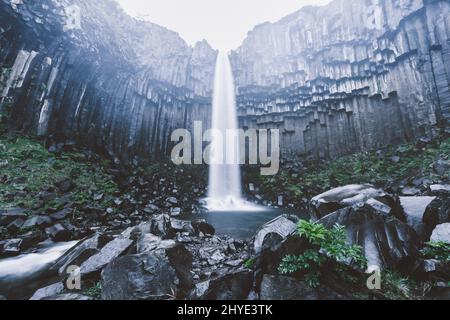 Superbe vue sur la cascade de Svartifoss. Scène spectaculaire et pittoresque. Attraction touristique populaire. Emplacement célèbre place Parc national de Skaftafell, Vatnaj Banque D'Images