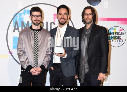 Brad Delson, Mike Shinoda, Rob Bourdon de Linkin Park lors des American Music Awards 2017 qui ont eu lieu au Microsoft Theatre L.A. En direct Banque D'Images