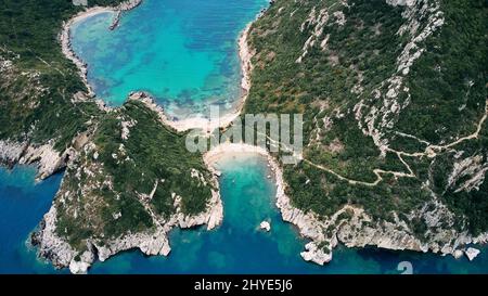 Vue aérienne de la plage de Porto Timoni et de la baie des pirates sur l'île de Corfou en Grèce Banque D'Images