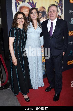 Tommy Lee Jones, Dawn Jones et Victoria Jones participant à la première de Just Getting Started à Los Angeles, Californie Banque D'Images