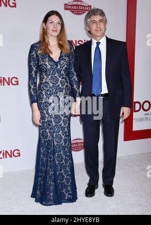 Alexander Payne et Maria Kontos assistent à la première de la réduction des effectifs à Los Angeles, en Californie Banque D'Images