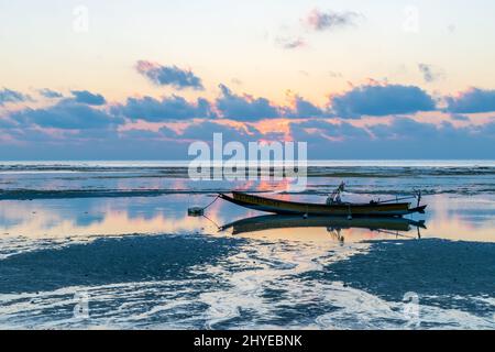 Lever du soleil sur la mer, plage de Vijaynagar, île de Havelock, Inde Banque D'Images