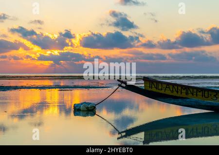 Lever du soleil sur la mer, plage de Vijaynagar, île de Havelock, Inde Banque D'Images