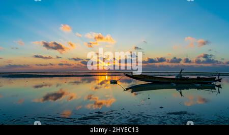 Lever du soleil sur la mer, plage de Vijaynagar, île de Havelock, Inde Banque D'Images