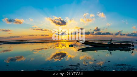 Lever du soleil sur la mer, plage de Vijaynagar, île de Havelock, Inde Banque D'Images