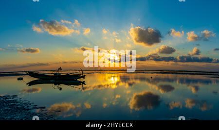 Lever du soleil sur la mer, plage de Vijaynagar, île de Havelock, Inde Banque D'Images