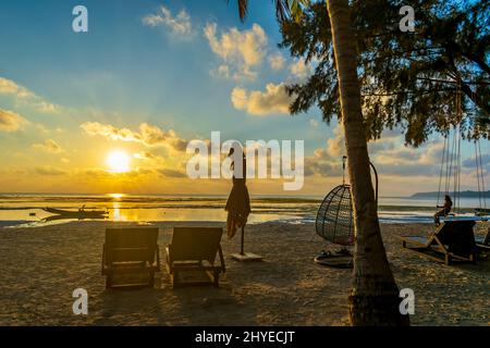 Chaise de plage sur la plage, Vijaynagar Beach, Havelock Island, Inde Banque D'Images