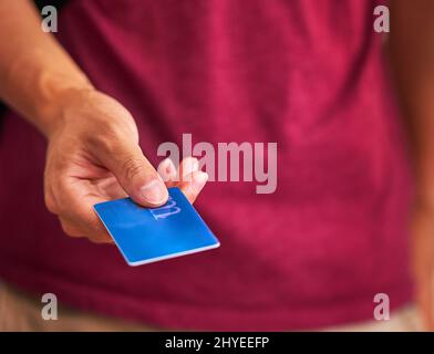 Veuillez la charger sur la carte May. Gros plan court d'un homme qui a remis une carte de crédit. Banque D'Images