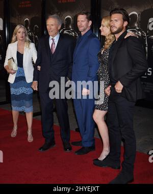 Clint Eastwood, Christina Sandera, Stacy Poitras, Alison Eastwood et Scott Eastwood lors de la première mondiale « 15:17 à Paris » qui s'est tenue au Warner Bros. Studio SJR Theatre le 5 février 2018 à Burbank, CA. Banque D'Images