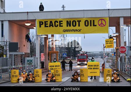 15 mars 2022, Brandebourg, Schwedt: Tôt ce matin, des militants de Greenpeace bloquent l'entrée principale de la raffinerie de pétrole de PCK-Raffinerie GmbH. Par cette action, Greenpeace proteste contre les importations de fossiles en provenance de Russie et le financement indirect de la guerre en Ukraine. Le pétrole brut de Russie arrive à la raffinerie de pétrole PCK à Schwedt via le pipeline « Friendship ». L'année dernière, la société russe d'énergie Rosneft a repris une grande partie de la raffinerie de pétrole PCK à Schwedt. Rosneft est le plus grand producteur de pétrole de Russie. Selon ses propres informations, la raffinerie de la région d'Uckermark traite 12 Banque D'Images