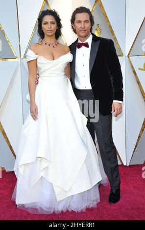 Camilla Alves et Matthew McConaughey arrivent aux Academy Awards 90th à Los Angeles, en Californie Banque D'Images