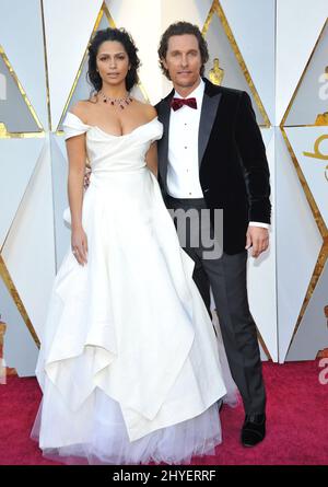 Camilla Alves et Matthew McConaughey arrivent aux Academy Awards 90th à Los Angeles, en Californie Banque D'Images