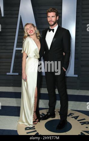 Miley Cyrus et Liam Hemsworth participant à la Vanity Fair Oscar Party qui s'est tenue à Beverly Hills, Los Angeles, États-Unis Banque D'Images