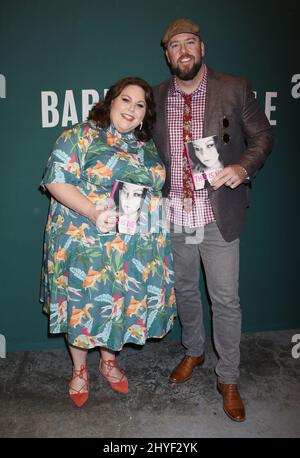 Chrissy Metz et Chris Sullivan au livre Chrissy Metz signant pour "c'est moi" qui s'est tenu à Barnes and Noble au Grove le 8 avril 2018 à Los Angeles Banque D'Images