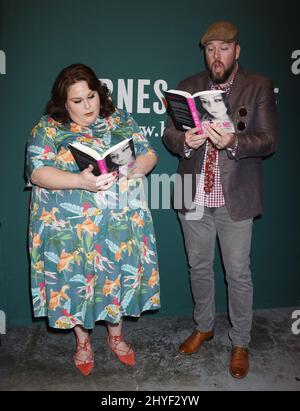 Chrissy Metz et Chris Sullivan au livre Chrissy Metz signant pour "c'est moi" qui s'est tenu à Barnes and Noble au Grove le 8 avril 2018 à Los Angeles Banque D'Images