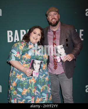 Chrissy Metz et Chris Sullivan au livre Chrissy Metz signant pour "c'est moi" qui s'est tenu à Barnes and Noble au Grove le 8 avril 2018 à Los Angeles Banque D'Images