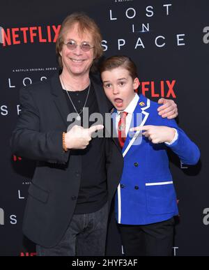 Bill Mumy et Maxwell Jenkins lors de la première saison 1 de Netflix au Cinerama Dome le 9 avril 2018 à Hollywood, Californie. Banque D'Images