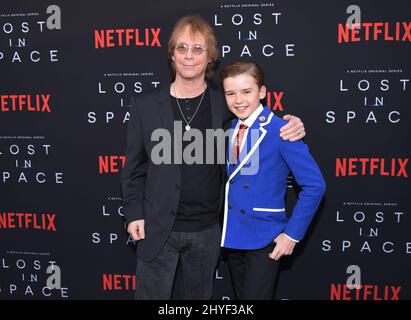 Bill Mumy et Maxwell Jenkins lors de la première saison 1 de Netflix au Cinerama Dome le 9 avril 2018 à Hollywood, Californie. Banque D'Images