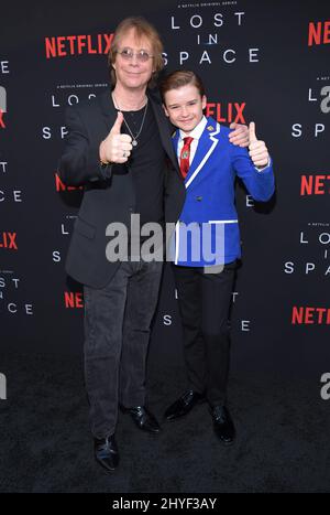 Bill Mumy et Maxwell Jenkins lors de la première saison 1 de Netflix au Cinerama Dome le 9 avril 2018 à Hollywood, aux États-Unis. Banque D'Images