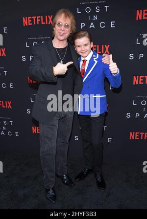 Bill Mumy et Maxwell Jenkins lors de la première saison 1 de Netflix au Cinerama Dome le 9 avril 2018 à Hollywood, aux États-Unis. Banque D'Images