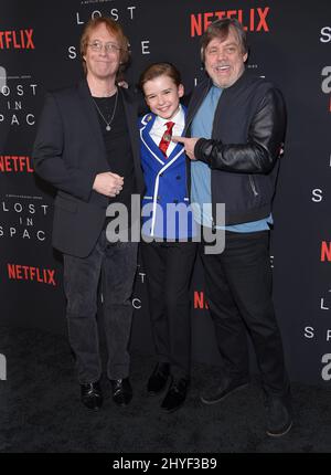 Bill Mumy, Maxwell Jenkins et Mark Hamill lors de la première saison 1 de Netflix au Cinerama Dome le 9 avril 2018 à Hollywood, aux États-Unis. Banque D'Images