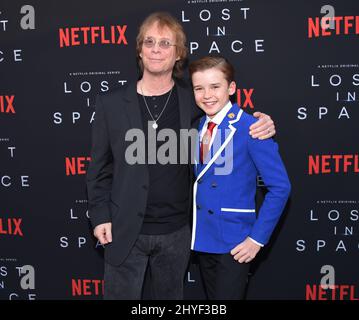 Bill Mumy et Maxwell Jenkins lors de la première saison 1 de Netflix au Cinerama Dome le 9 avril 2018 à Hollywood, aux États-Unis. Banque D'Images