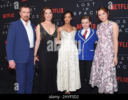 Toby Stephens, Molly Parker, Taylor Russell, Maxwell Jenkins et Mina Sundwall lors de la première saison 1 de Netflix au Cinerama Dome, le 9 avril 2018 à Hollywood, aux États-Unis. Banque D'Images