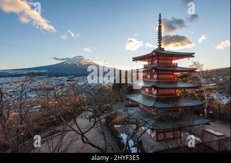 Prise de vue en grand angle du sanctuaire Arakura Fuji Segen avec le mont Fuji en arrière-plan. Banque D'Images