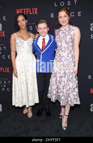 Taylor Russell, Maxwell Jenkins et Mina Sundwall lors de la première saison 1 de Netflix au Cinerama Dome le 9 avril 2018 à Hollywood, aux États-Unis. Banque D'Images