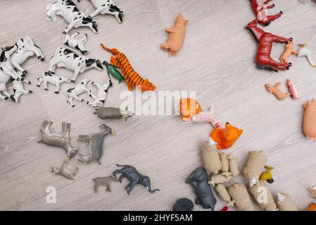 Les jouets sont des animaux différents pour jouer dans la chambre des enfants Banque D'Images