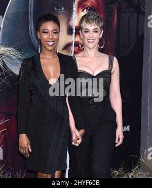 Samira Wiley et Lauren Morelli à la première saison 2 de Hulu, « The Handmaid's Tale », qui s'est tenue au TCL Chinese Theatre le 19 avril 2018 à Hollywood, Californie Banque D'Images