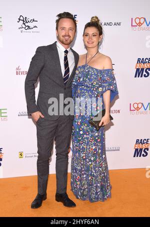 Aaron Paul et Lauren Parsekian arrivent au Gala Race to Erase MS 25th Anniversary qui s'est tenu à l'hôtel Beverly Hilton le 20 avril 2018 à Beverly Hills, CA. Banque D'Images