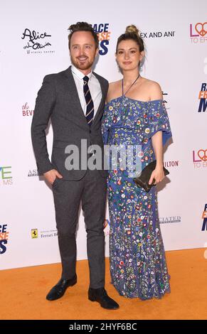 Aaron Paul et Lauren Parsekian arrivent au Gala Race to Erase MS 25th Anniversary qui s'est tenu à l'hôtel Beverly Hilton le 20 avril 2018 à Beverly Hills, CA. Banque D'Images