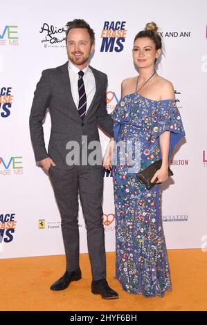 Aaron Paul et Lauren Parsekian arrivent au Gala Race to Erase MS 25th Anniversary qui s'est tenu à l'hôtel Beverly Hilton le 20 avril 2018 à Beverly Hills, CA. Banque D'Images